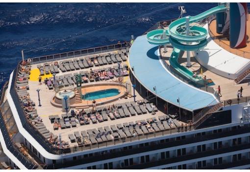 Y otra piscina con un amplio solarium en la zona de Popa
